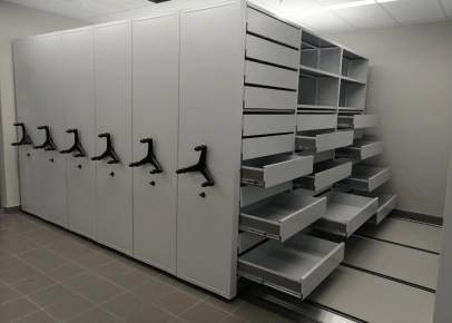 Металлические стеллажи с ящиками