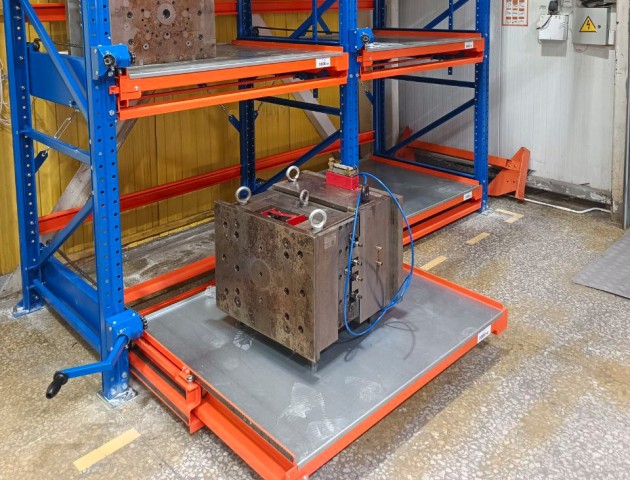 Стеллажи с выкатными уровнями для хранения литьевых форм