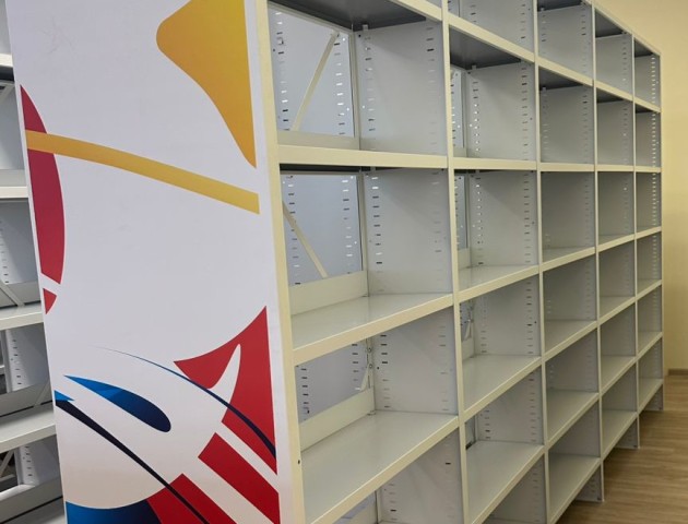 стеллаж для библиотеки с цветной дизайн панелью