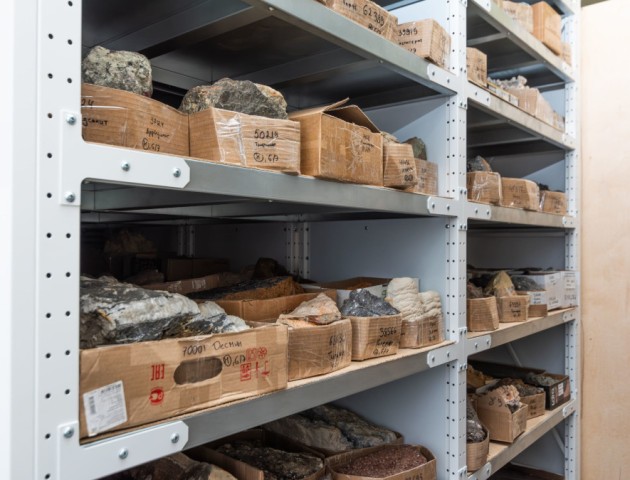 Стеллажи для хранения образцов камней