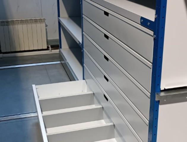 Складские стеллажи с ящиками