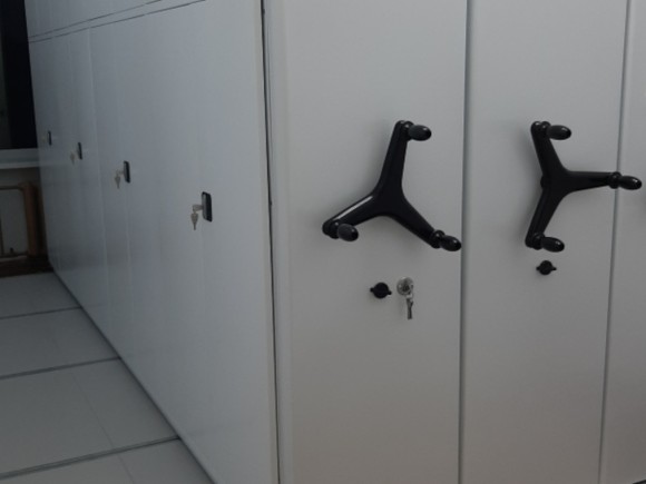 Замок на мобильном стеллаже