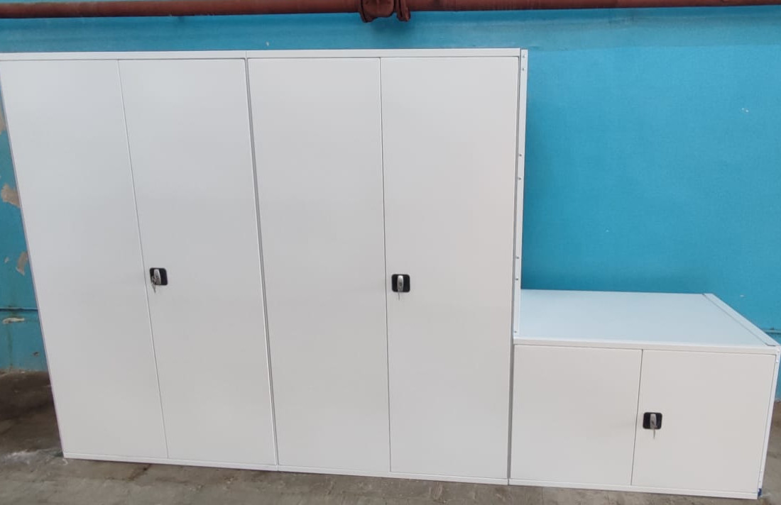 металлические стеллажи с дверями