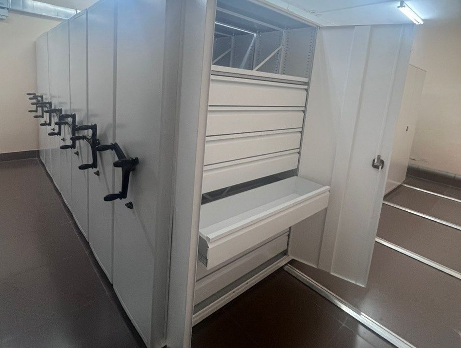 металлические стеллажи с ящиками и дверями