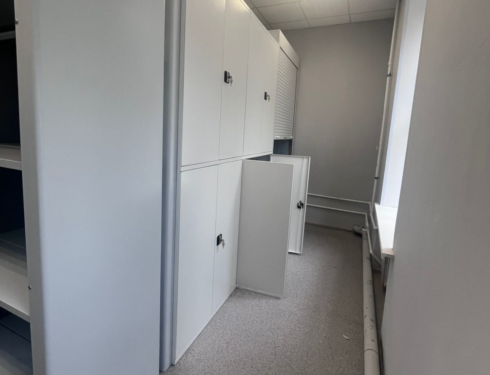 Металлические стеллажи с дверями