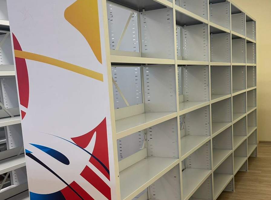 стеллаж для библиотеки с цветной дизайн панелью